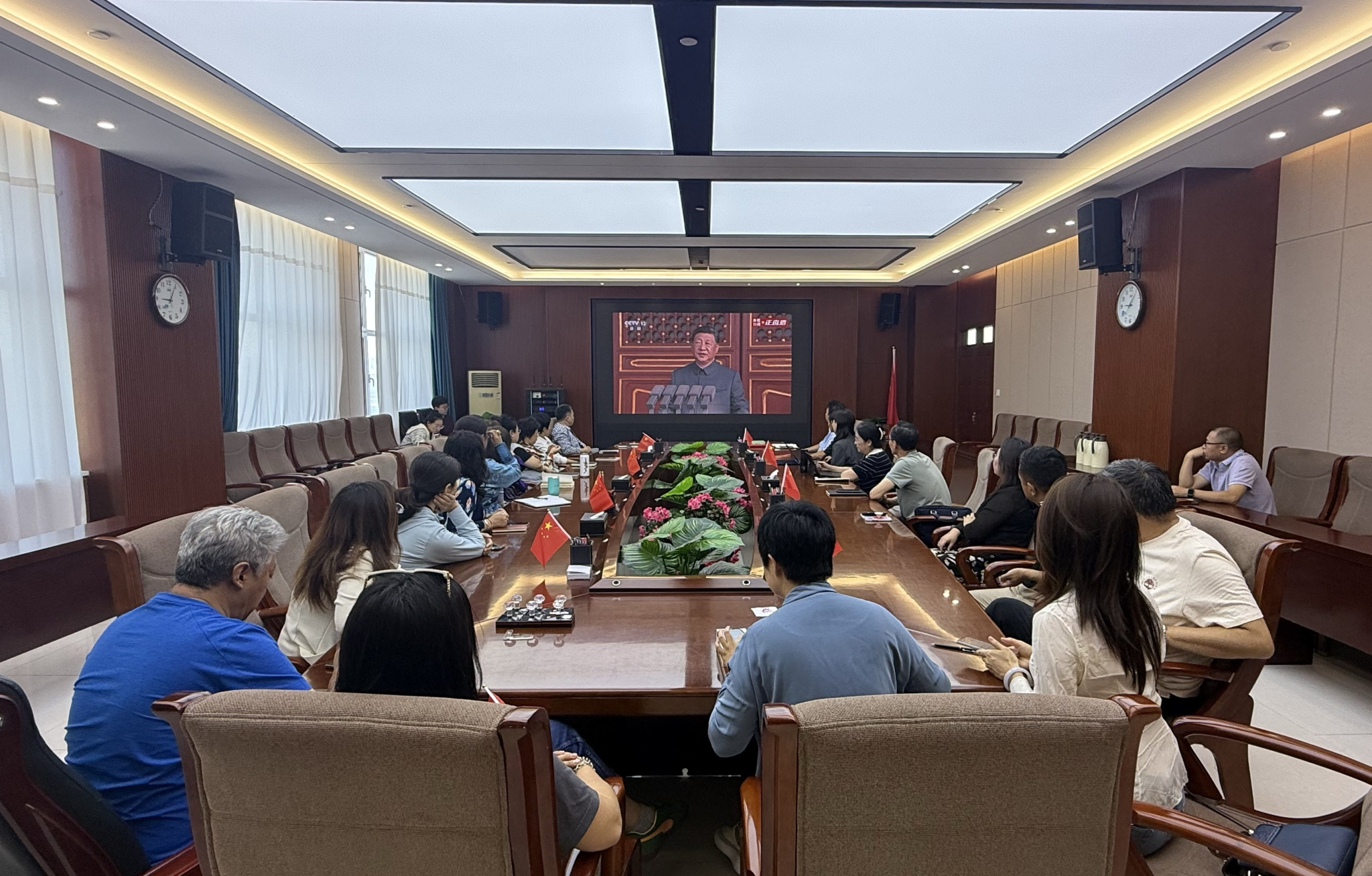 学堂知联会、、、留联会与统战部党支部结合组织收看留念抗战成功80周年阅兵盛典