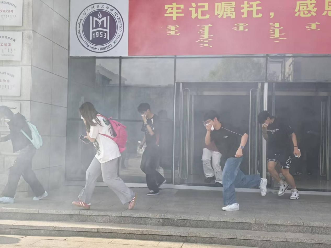 化学与环境工程学院结合安全治理处和尝试室治理中心发展尝试室消防安全知识培训及应急演练